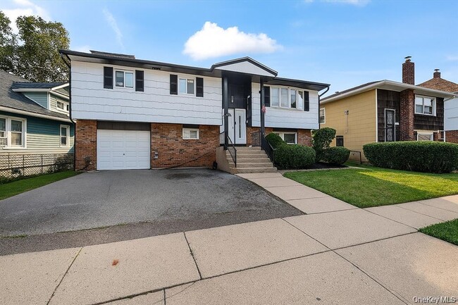 22 Hudson Pl in Hempstead, NY - Building Photo - Building Photo