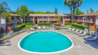 Oakridge Apartments in Santa Clara, CA - Foto de edificio - Building Photo