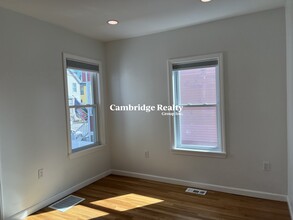 19 Brookford St, Unit 1 in Cambridge, MA - Foto de edificio - Building Photo