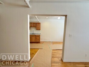 1326 W Estes Ave, Unit G in Chicago, IL - Building Photo - Building Photo