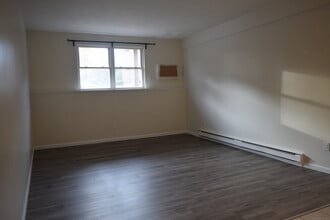 513 Emmett St in Bristol, CT - Building Photo - Building Photo