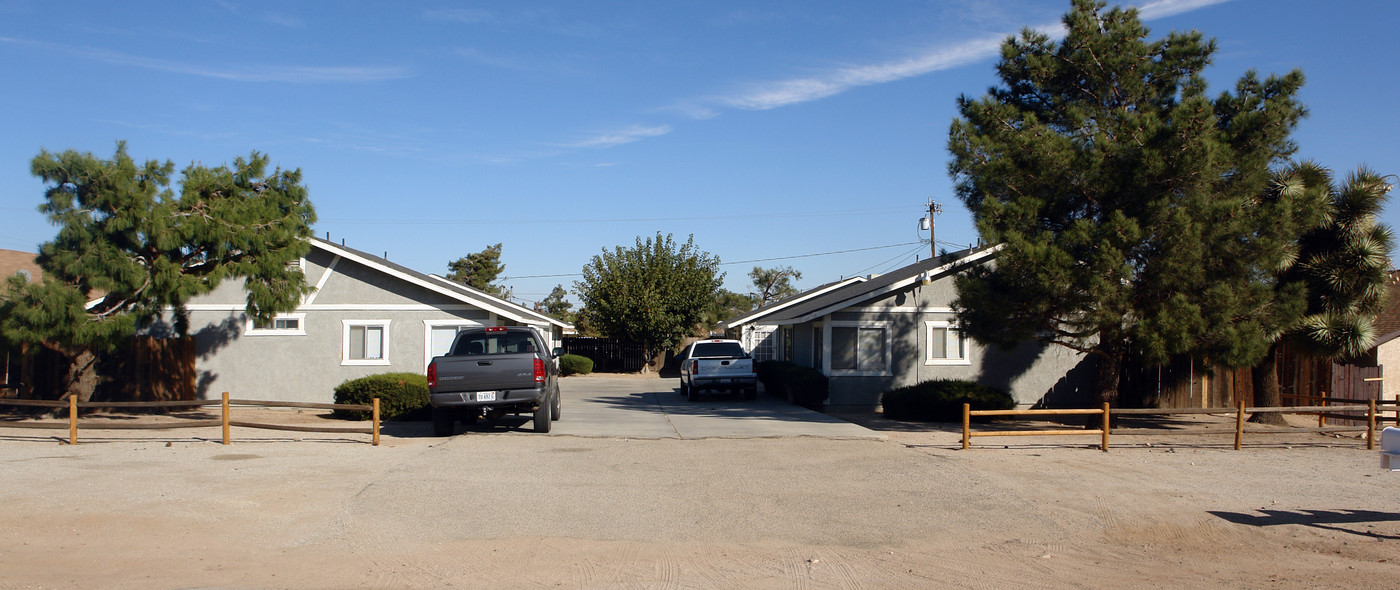 A in Hesperia, CA - Foto de edificio