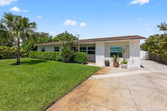704 Juniper Dr in North Palm Beach, FL - Building Photo - Building Photo