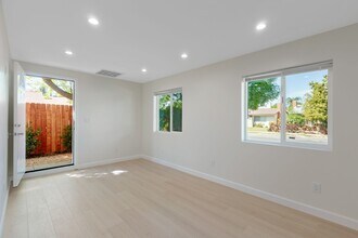 7916 Etiwanda Ave in Los Angeles, CA - Building Photo - Building Photo