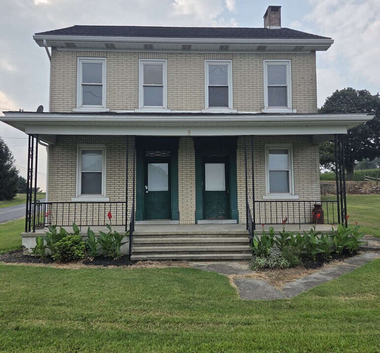 545 Schoolhouse Rd in Bernville, PA - Building Photo
