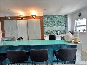 4747 Collins Ave, Unit 407 in Miami Beach, FL - Building Photo - Building Photo