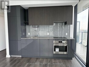 161-3161 Roehampton Ave in Toronto, ON - Building Photo - Building Photo