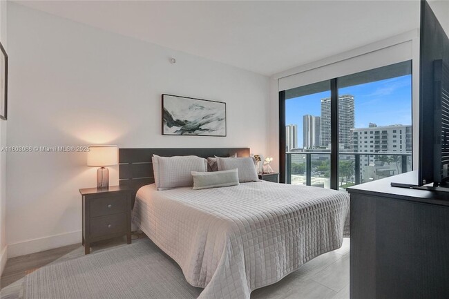 121 NE 34th St, Unit 902 in Miami, FL - Building Photo - Building Photo
