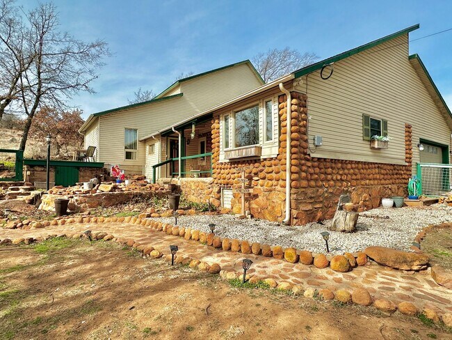 18412 OK-49 in Medicine Park, OK - Building Photo - Building Photo