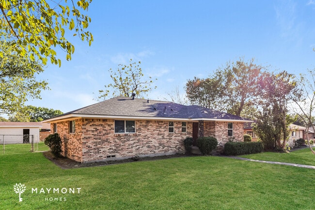 944 W Pleasant Run Rd in Wilmer, TX - Building Photo - Building Photo