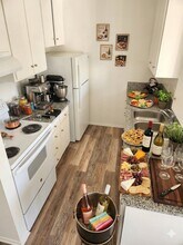 8726 Independence Ave, Unit 219P in Los Angeles, CA - Building Photo - Building Photo