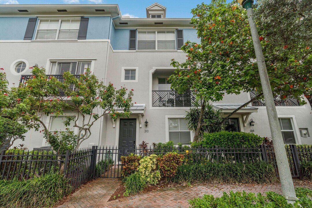 310 NW 1st St in Delray Beach, FL - Building Photo