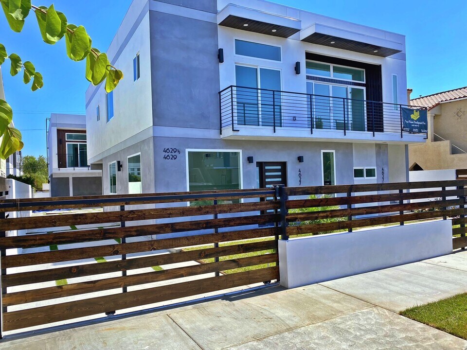 4627 W 18th St in Los Angeles, CA - Foto de edificio