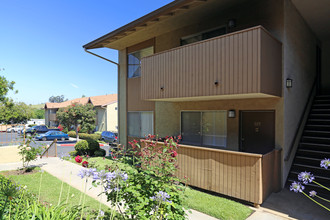 Towne & Country Apartments in Fallbrook, CA - Foto de edificio - Building Photo