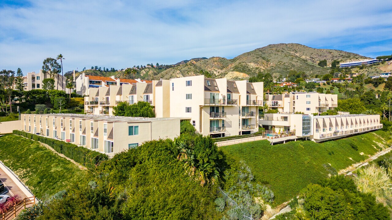 Malibu Canyon Village in Malibu, CA - Foto de edificio