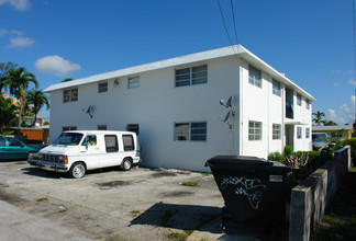 1560 NE 124th St in Miami, FL - Building Photo - Building Photo