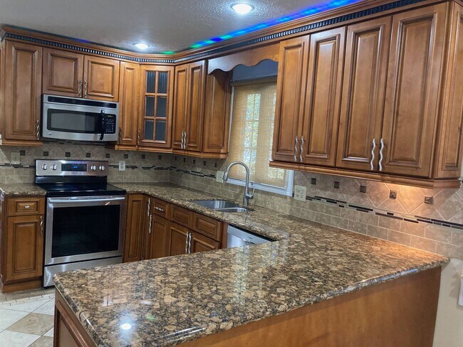 8707 Groveside Dr in Strongsville, OH - Building Photo - Building Photo