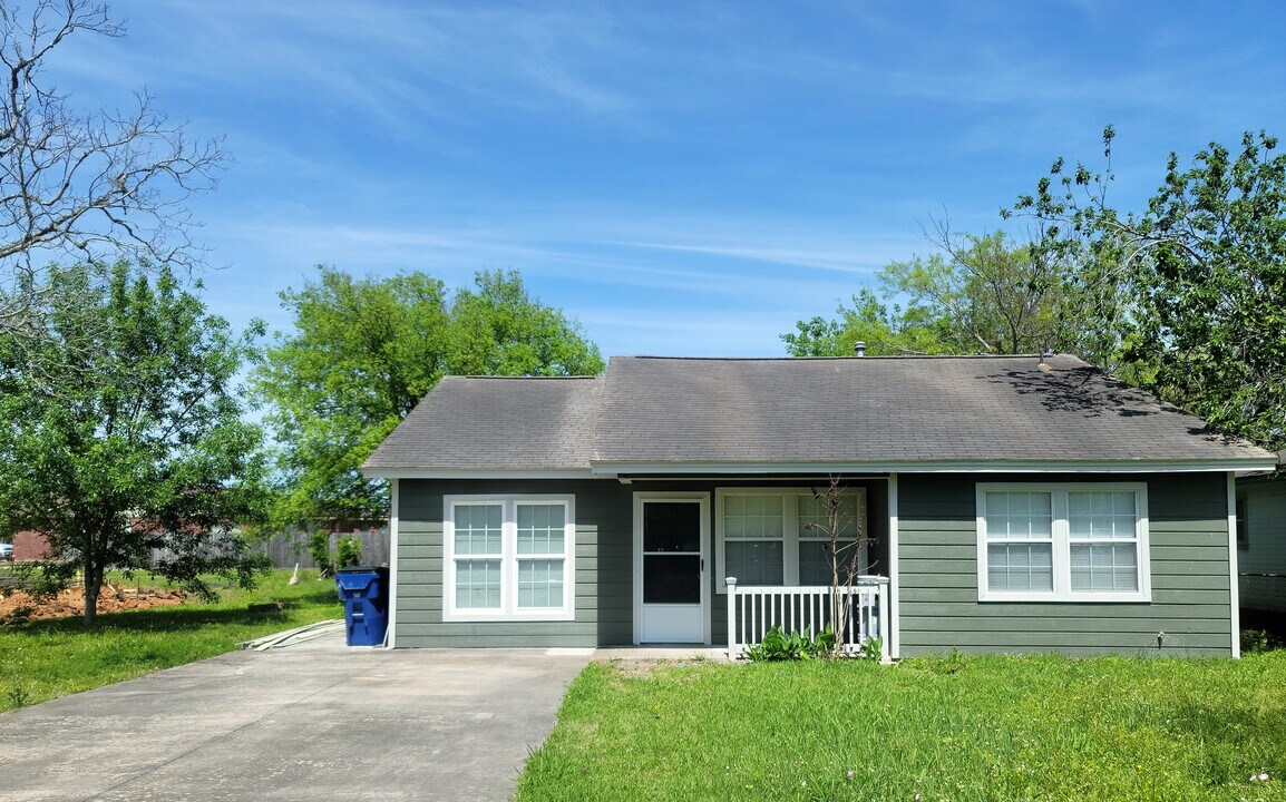 1714 N Avenue H in Freeport, TX - Building Photo