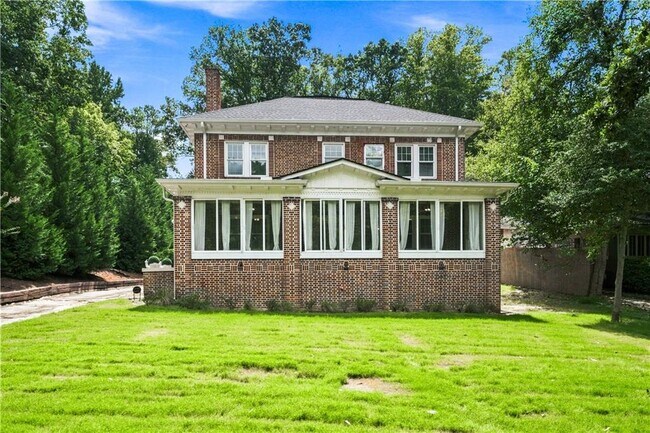 2005 Ponce De Leon Ave NE