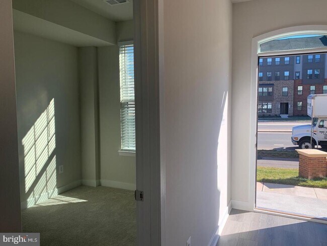 14036 Sunrise Valley Dr in Herndon, VA - Building Photo - Building Photo