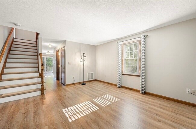 275 Sunderland Rd in Worcester, MA - Building Photo - Building Photo