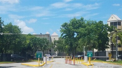 8245 Lake Dr in Doral, FL - Building Photo - Building Photo