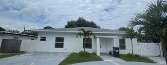 425 NW 135th St in North Miami, FL - Building Photo