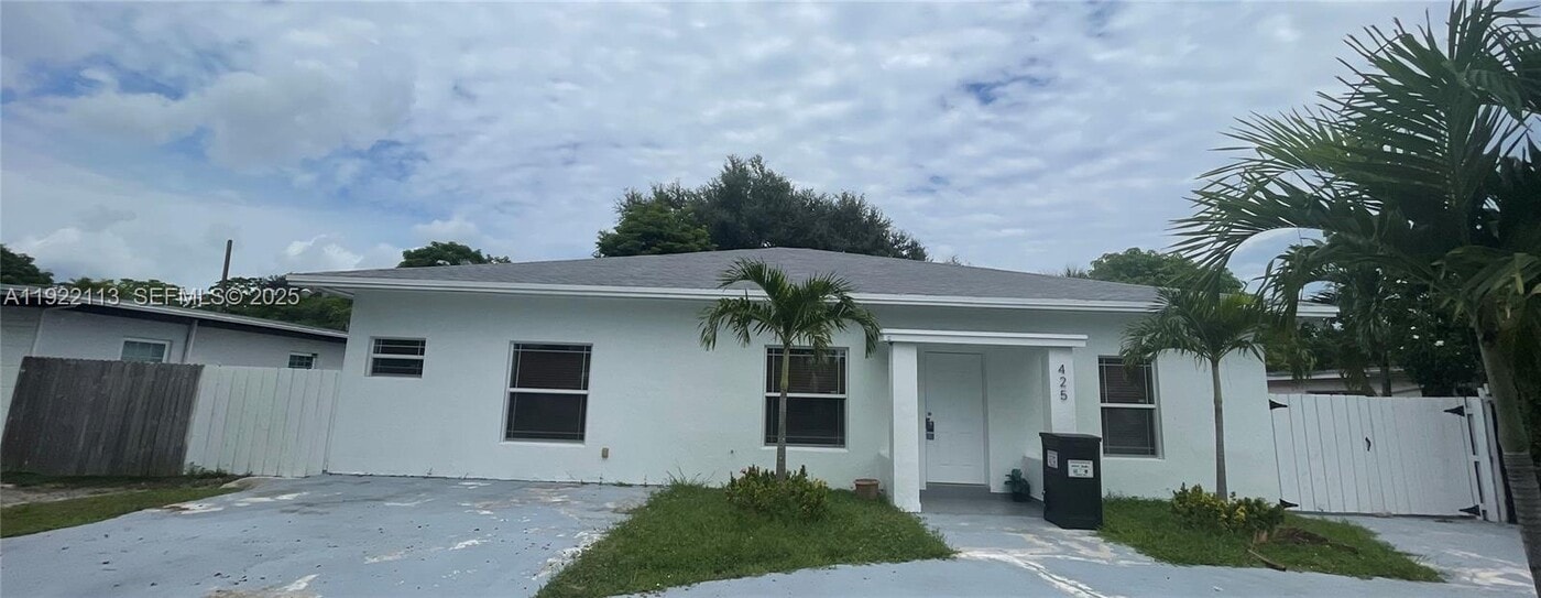 425 NW 135th St in North Miami, FL - Building Photo