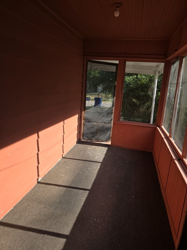 9056 8th Ave in Jacksonville, FL - Foto de edificio - Building Photo