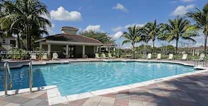 2452 Centergate Dr in Miramar, FL - Foto de edificio - Building Photo