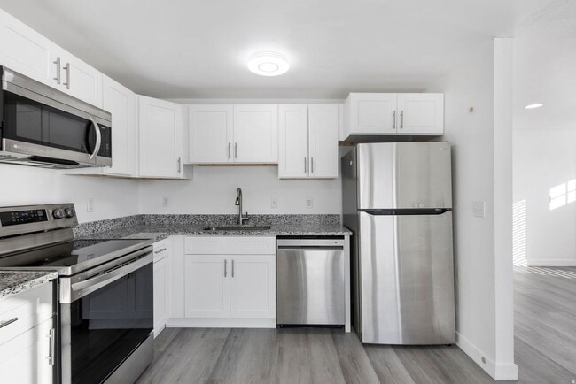 6876 S 90 E in Midvale, UT - Foto de edificio - Building Photo