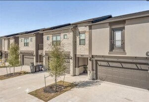 3328 Papa Bear Dr, Unit 3-318 in College Station, TX - Building Photo