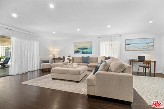 9231 White Oak Ave in Los Angeles, CA - Building Photo - Building Photo