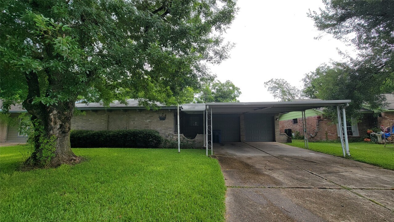 12407 Russ Dr in Houston, TX - Building Photo