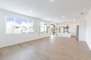 8399 Sinesky Wy in Elk Grove, CA - Building Photo