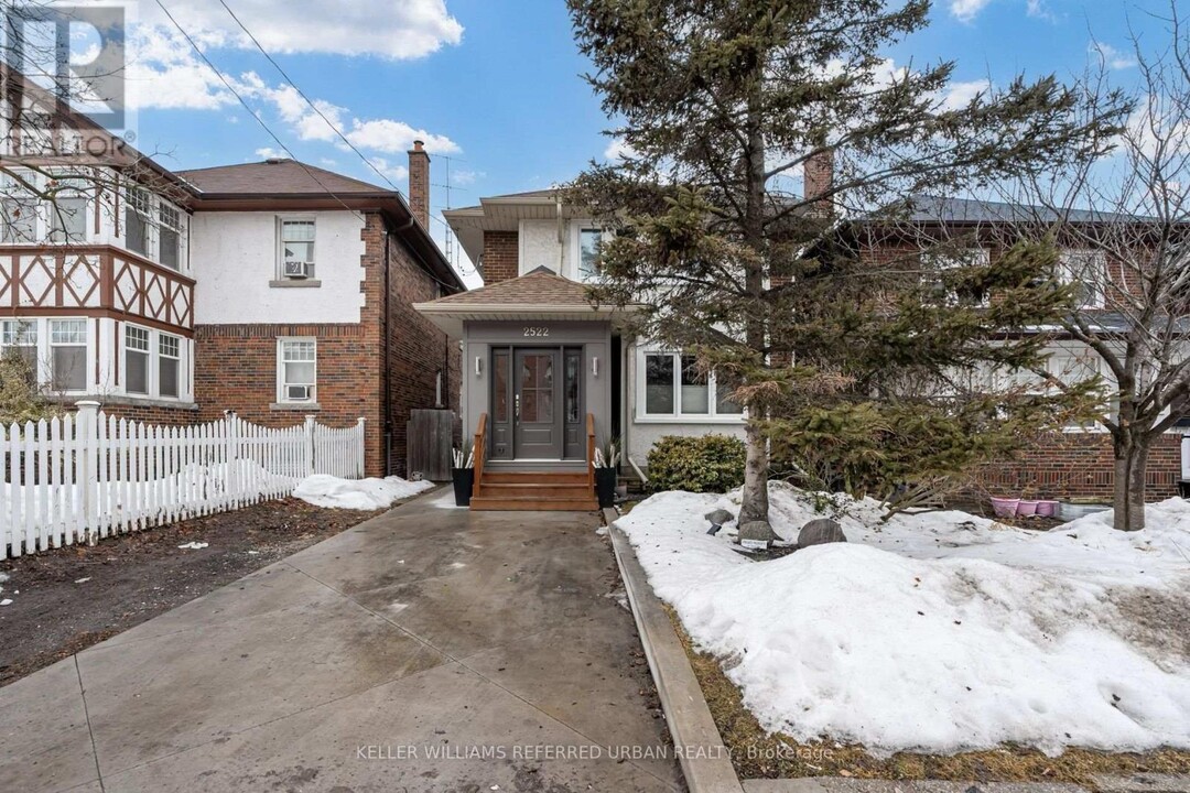 2522 Lake Shore Blvd W in Toronto, ON - Building Photo