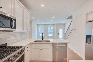 323 Sadie Cir, Unit 323 Sadie Circle in New Brunswick, NJ - Building Photo