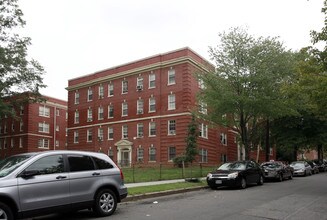 Bennett Hall in Washington, DC - Foto de edificio - Building Photo