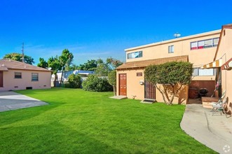 Casitas Alondra in Bellflower, CA - Foto de edificio - Building Photo