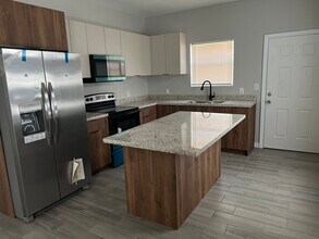 521 N Delaware St, Unit 2 in Alton, TX - Foto de edificio - Building Photo