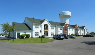 Charter Club Apartments in London, OH - Building Photo - Building Photo