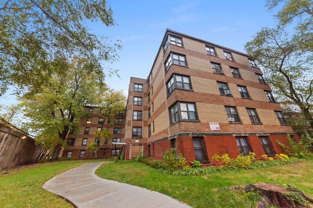 1359 W Touhy Ave, Unit 510 in Chicago, IL - Building Photo