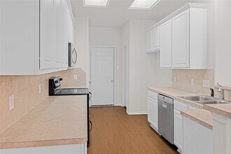 6413 Dawson Creek Dr in Pasadena, TX - Foto de edificio - Building Photo