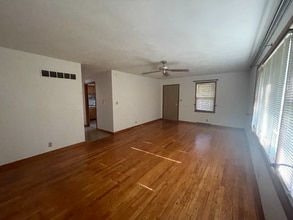 1302 E Mumford Dr in Urbana, IL - Building Photo - Building Photo