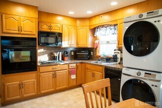 13 Eberly Pl in Woodbridge Township, NJ - Building Photo - Building Photo