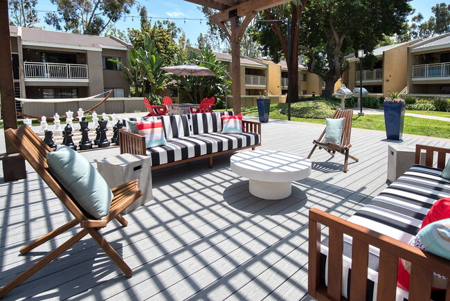 Pathways at Bixby Village in Long Beach, CA - Foto de edificio - Building Photo