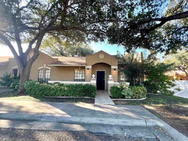 601 St James Dr in Laredo, TX - Building Photo - Building Photo