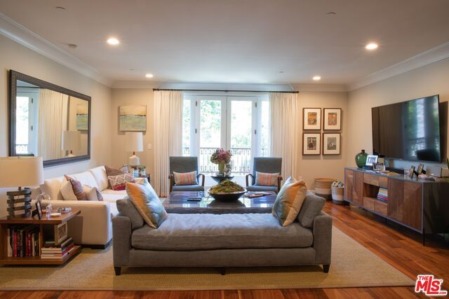 261 S Reeves Dr-Unit -204 in Beverly Hills, CA - Foto de edificio