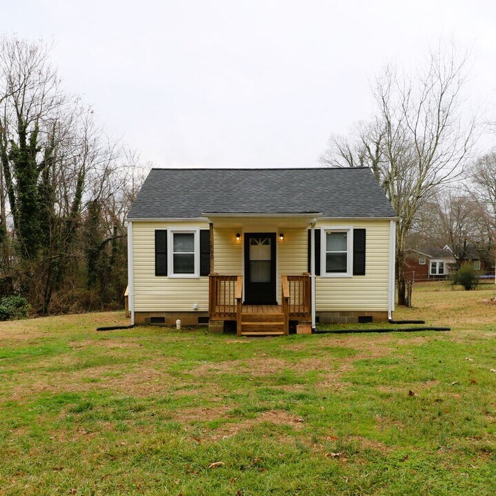 130 Court St in Rural Hall, NC - Building Photo