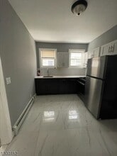 27 Schuyler Terrace, Unit 29 in East Orange, NJ - Foto de edificio - Building Photo